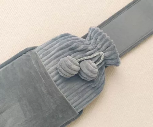 merkloos Warmwaterkruik met etui - 1 liter - Warmwaterkruik - Warmwaterkruik met etui - 3-in-1 - Tot 6 uur warmte - Heerlijk zacht - Warmteband voor menstruatie - Pijnverlichting voor nek, rug, schouders en benen (9193396601461)